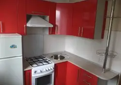 Фотосурет Газ Плитасы Мен Тоңазытқышы Бар Шағын Бұрыштық Ас Үй Фотосуреті