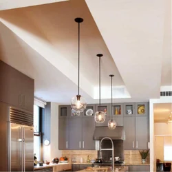 Kiçik bir mətbəx fotoşəkilində lampa
