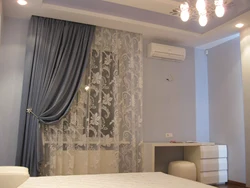 Bir pərdə fotoşəkili olan qonaq otağı