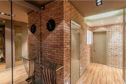 Дәліздегі кірпіш қабырғалар фотосуреті
