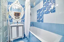 Қою көк ванна бөлмесінің фотосы