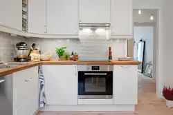 Taxta tezgah fotoşəkili olan ağ mətbəx