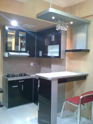 Kiçik bir mətbəx fotoşəkili üçün bar sayğac masası