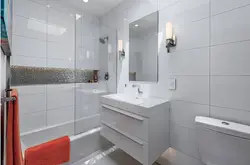 Сұр және ақ ванна бөлмесінің фотосы