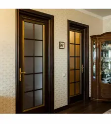Көп пәтерлі үйлердің есіктерінің фотосы