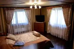 Дызайн маленькай спальні з двума вокнамі