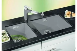 Mətbəx fotoşəkili üçün tezgahın içərisinə quraşdırılmış lavabo