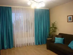 Пардаҳои фирӯзӣ дар дохили ҳуҷраи меҳмонхона