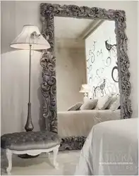 Daxili fotoşəkildə aynalı yataq otağı