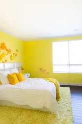 Інтэр'ер спальні ў жоўтых танах