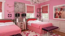 Pink wallpaper in the bedroom interior