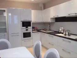 Ağ məişət texnikası ilə mətbəx dizaynı