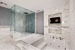 Мрамордан жасалған заманауи дизайндағы ванна бөлмесінің фотосы
