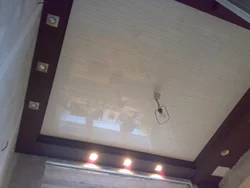 ПВХ-дан жасалған ас үй төбесінің фотосы