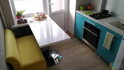 Кухонны стол на кухні ў хрушчоўцы фота