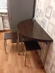Кухонны стол на кухні ў хрушчоўцы фота