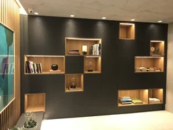 Yashash xonasining ichki qismidagi zamonaviy javonlar