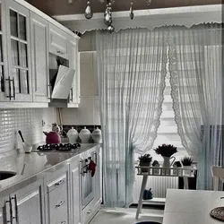 Pərdələr uyğun olan ağ-boz mətbəx