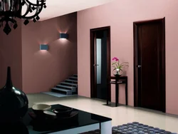 Combination of colors in the interior with brown in the hallway