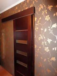 Қараңғы есіктері бар дәліздегі тұсқағаздар фото пәтер