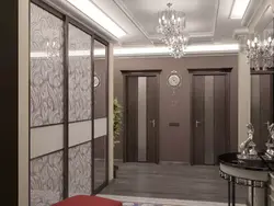 Шпалеры ў пярэднім пакоі з цёмнымі дзвярыма фота кватэры