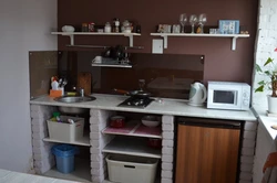 Кухни без верхних шкафов с пеналом и холодильником фото