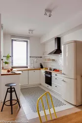 Кухні без верхніх шаф з пеналам і халадзільнікам фота