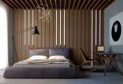 Slats чӯбӣ дар девор дар дохили хоб