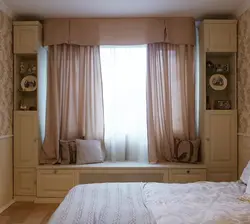Deraza atrofidagi shkaf bilan yotoqxona dizayni