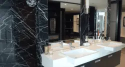 Ванна бөлмесінің фото дизайнындағы қара мәрмәр плиткалары
