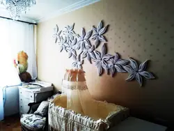 Decorating the walls in the apartment in the photo