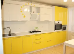 Yellow and white kitchen design photo