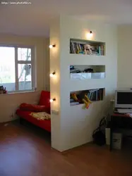 Gipskarton bo'limi bilan yashash xonasi dizayni