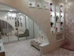 Дизайн гостиной с перегородкой из гипсокартона