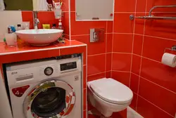 Kiçik vanna otağı fotoşəkilində lavabonun altında paltaryuyan maşın