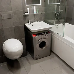 Kiçik vanna otağı fotoşəkilində lavabonun altında paltaryuyan maşın