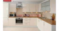 Интерьер кухни с белым глянцевым гарнитуром