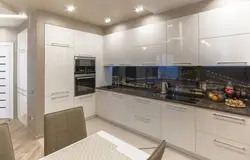 Интерьер кухни с белым глянцевым гарнитуром