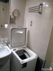 Вертыкальная пральная машына ў інтэр'еры ваннага пакоя