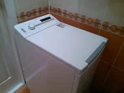 Vanna otağının içərisində şaquli paltaryuyan maşın