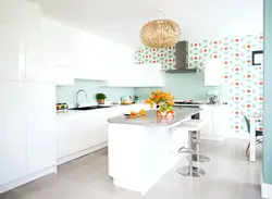 Белая кухня з якімі шпалерамі спалучаецца фота