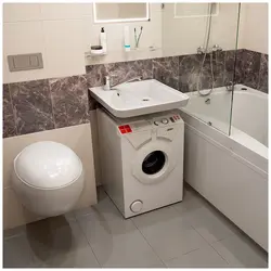 Tualet və maşınla birləşdirilmiş kiçik bir banyonun dizaynı