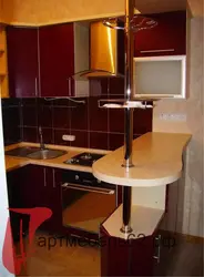 Bar fotoşəkili olan kiçik bir mətbəx üçün mətbəx dəsti