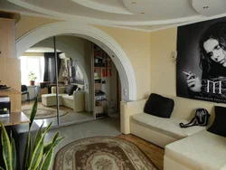 Kvartirada arch bilan zalning dizayni