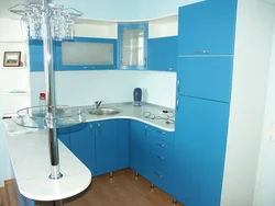 Kiçik mətbəx künc fotoşəkili üçün bar sayğacı ilə mətbəx dəstləri