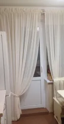 Balkonli eshikli oshxona uchun pardaning fotosurati
