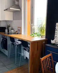 Mətbəx fotoşəkilində pəncərə silləsi ilə birlikdə tezgah