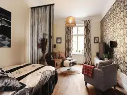 Mənzildə çarpayı ilə qonaq otağının daxili