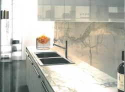 Mərmər backsplash ilə mətbəx dizaynı
