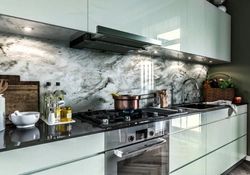 Mərmər backsplash ilə mətbəx dizaynı